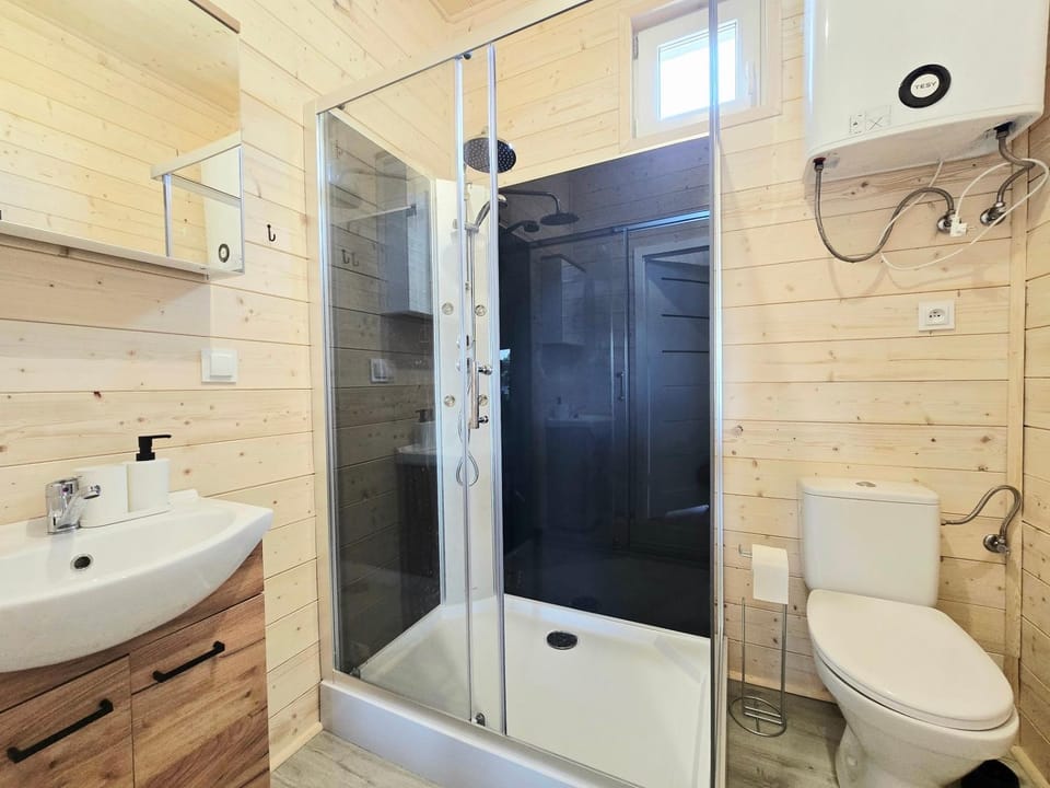 Shower, Toilet