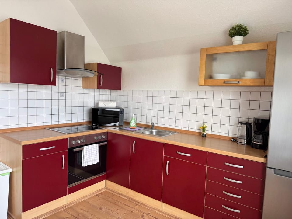 Coffee/tea facilities, Kitchen or kitchenette, dishwasher, oven, stove