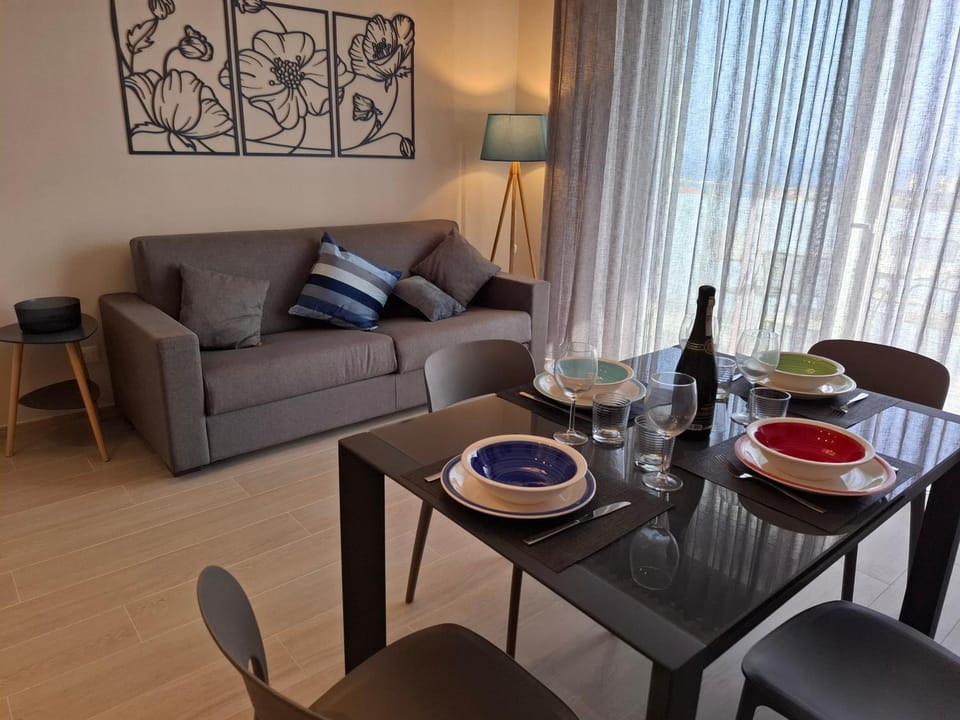 Seating area, Dining area