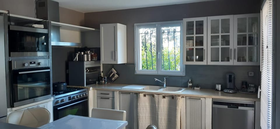 Coffee/tea facilities, Kitchen or kitchenette, dishwasher, microwave, oven, stove, toaster