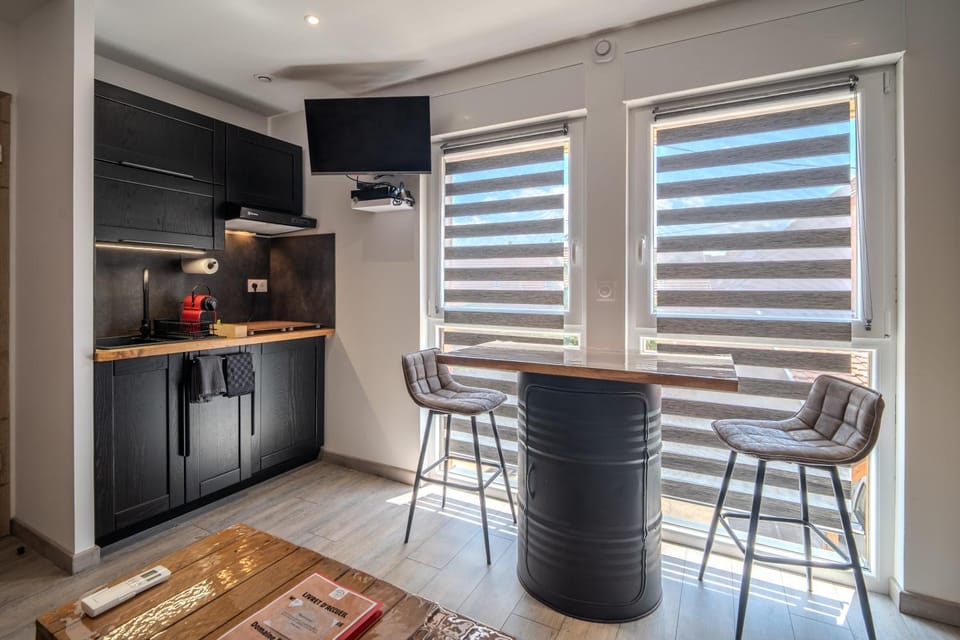 Coffee/tea facilities, Dining area, oven, stove