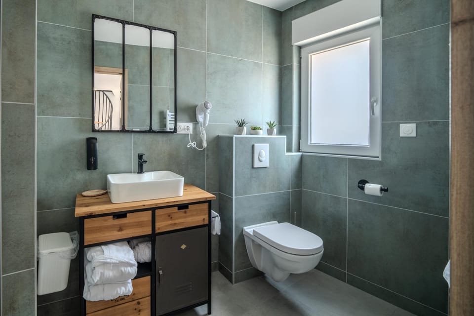 Shower, Toilet, Bathroom, towels