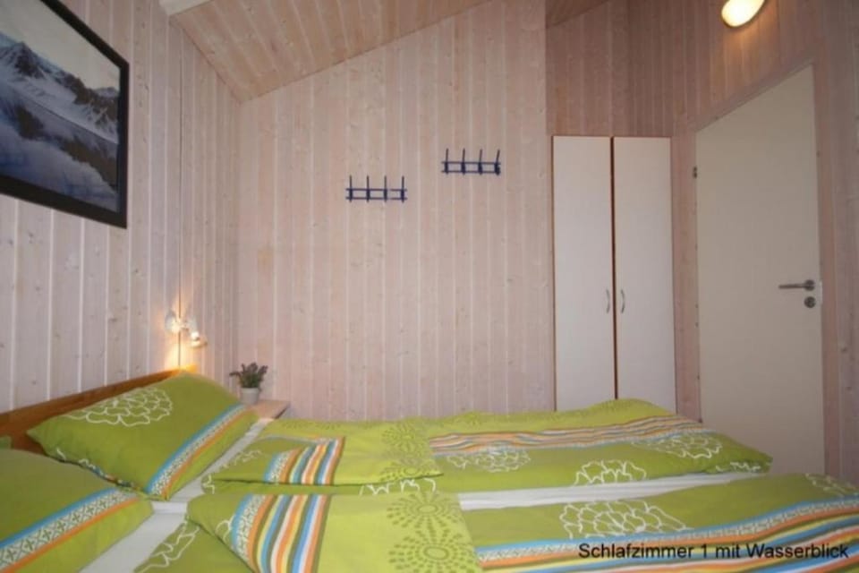 6 Personen Ferienhaus mit privatem Bootsteg, dikekter Seelage, Kanu, Whirlpool, Sauna und Kaminofen in Otterndorf House in Otterndorf