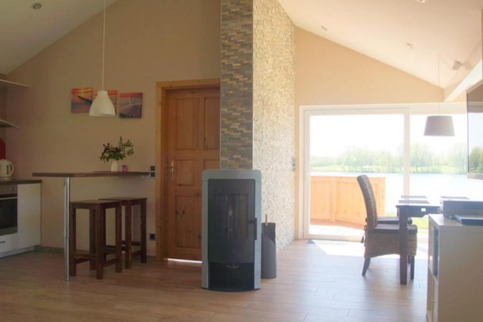 4 Personen Ferienhaus mit Kaminofen, Wintergarten und Kanu, mit einem wundervollen Blick auf den See in Otterndorf House in Otterndorf