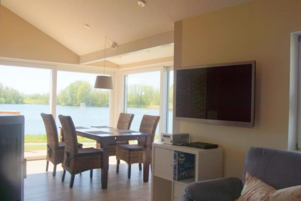 4 Personen Ferienhaus mit Kaminofen, Wintergarten und Kanu, mit einem wundervollen Blick auf den See in Otterndorf House in Otterndorf