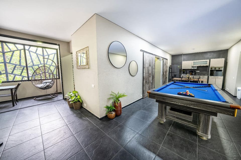 Billiard, Game Room