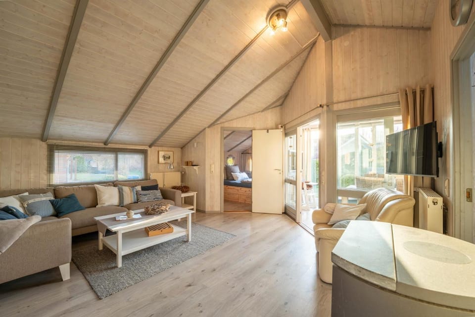 Kinderfreundliches 5 Personen Wellnessferienhaus Treibholz mit zwei Duschen und Toiletten, Sauna, Whirlpool, Kaminofen, Wintergarten und Kanu in Otterndorf House in Otterndorf