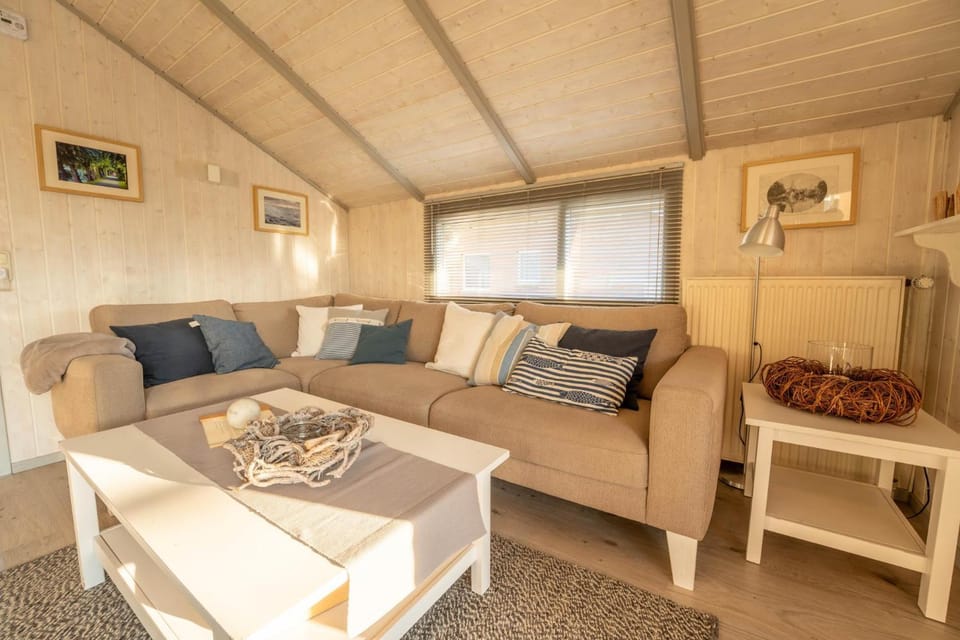 Kinderfreundliches 5 Personen Wellnessferienhaus Treibholz mit zwei Duschen und Toiletten, Sauna, Whirlpool, Kaminofen, Wintergarten und Kanu in Otterndorf House in Otterndorf