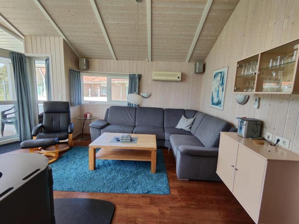 6 Personen Ferienhaus in 1. Reihe zum See mit Kanu und herrlichem Seeblick, Sauna, Whirlpool, Kaminofen, Klimaanlage und E-Tankstelle am Haus in Otterndorf House in Otterndorf