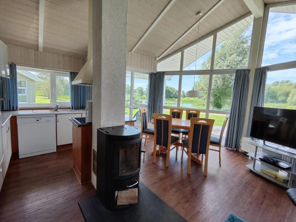 6 Personen Ferienhaus in 1. Reihe zum See mit Kanu und herrlichem Seeblick, Sauna, Whirlpool, Kaminofen, Klimaanlage und E-Tankstelle am Haus in Otterndorf House in Otterndorf
