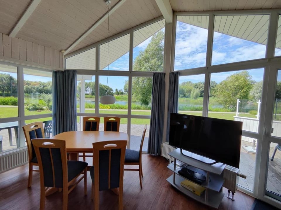 6 Personen Ferienhaus in 1. Reihe zum See mit Kanu und herrlichem Seeblick, Sauna, Whirlpool, Kaminofen, Klimaanlage und E-Tankstelle am Haus in Otterndorf House in Otterndorf
