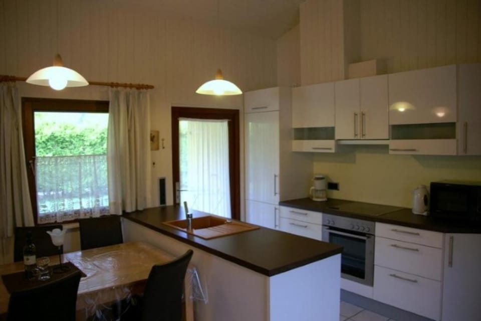 Kitchen or kitchenette, Dining area, stove