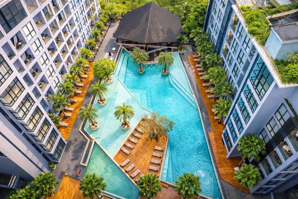 Property building, Swimming pool, Swimming pool, sunbed