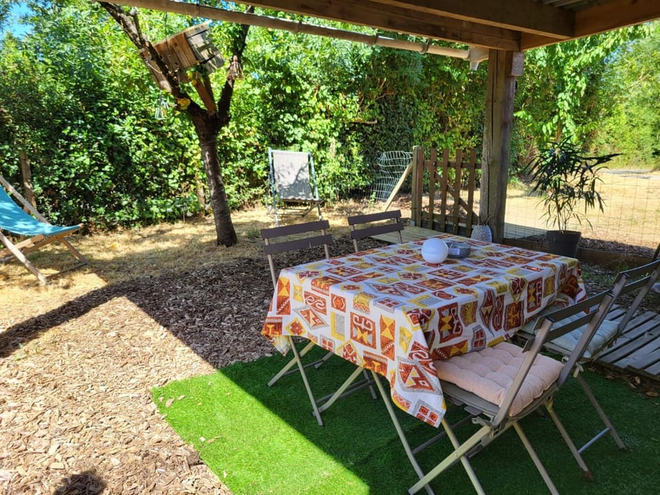 Patio, Dining area, Garden view