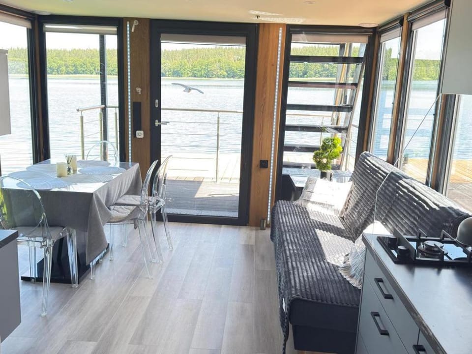 Domki na wodzie Houseboaty Docked boat in Lithuania