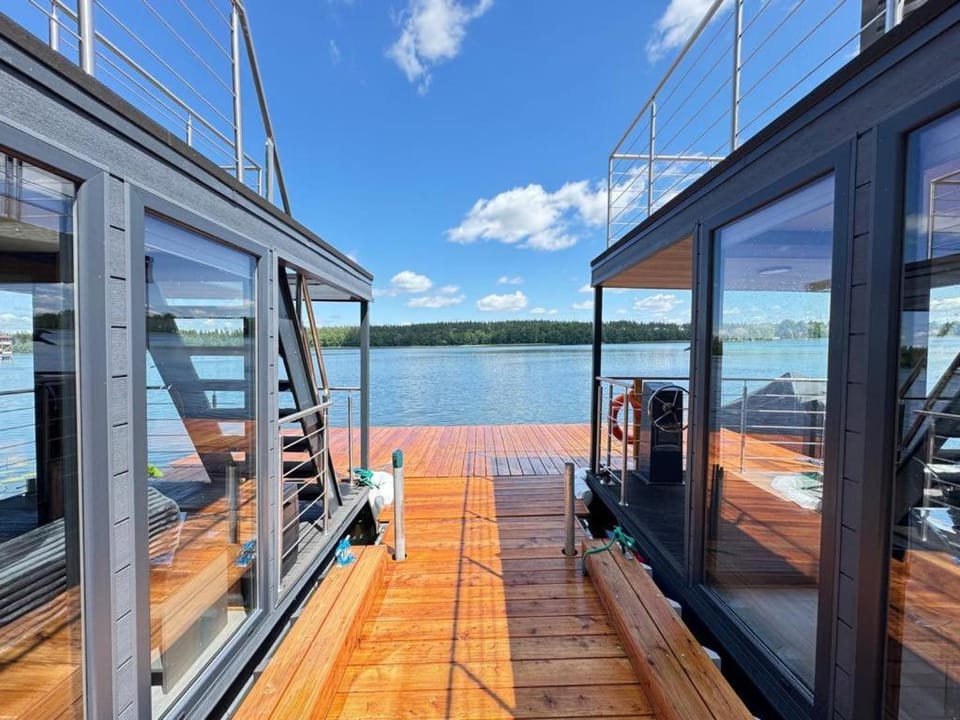 Domki na wodzie Houseboaty Docked boat in Lithuania