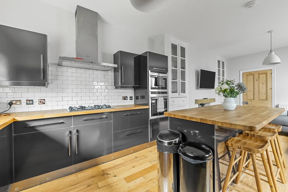 SPACIOUS & STYLISH 5-BEDROOM TOWNHOUSE IN DESIRABLE PEVERELL PLYMOUTH House in Plymouth