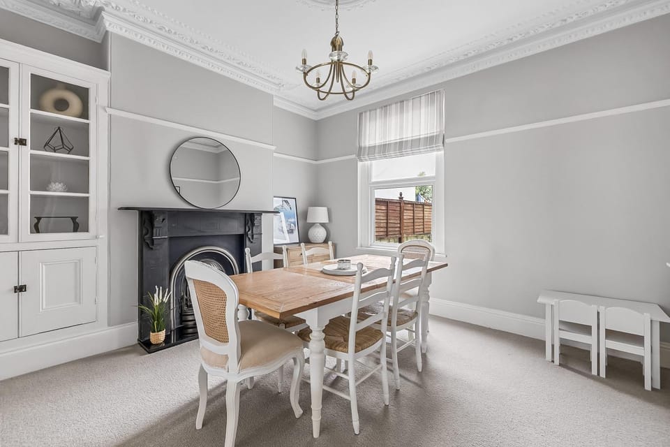 SPACIOUS & STYLISH 5-BEDROOM TOWNHOUSE IN DESIRABLE PEVERELL PLYMOUTH House in Plymouth