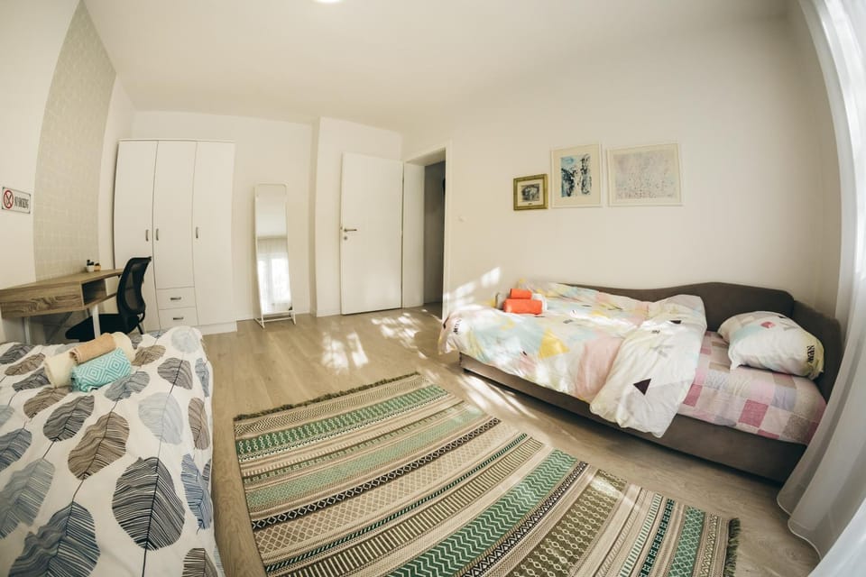 Bed, Photo of the whole room, Seating area, Bedroom, towels