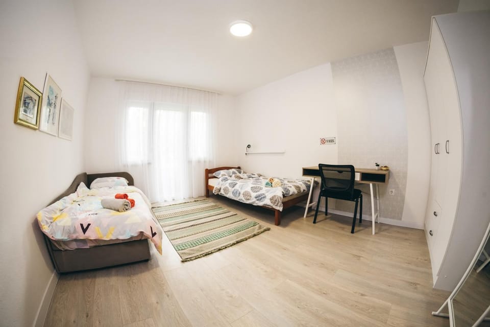 Bed, Photo of the whole room, Seating area, Bedroom