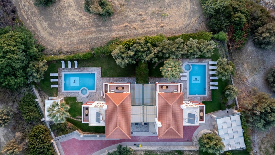 Property building, Bird's eye view, Swimming pool