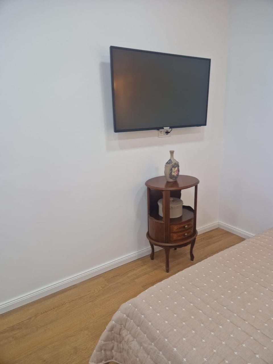 Bed, TV and multimedia