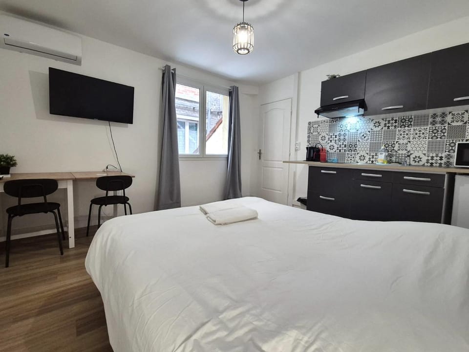 Bed, TV and multimedia, Kitchen or kitchenette, Photo of the whole room, stove