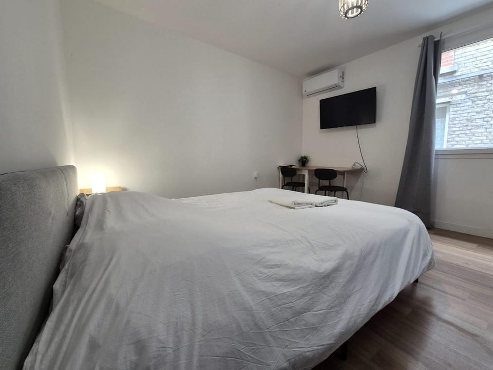 Communal lounge/ TV room, Bed, TV and multimedia, Photo of the whole room, Bedroom