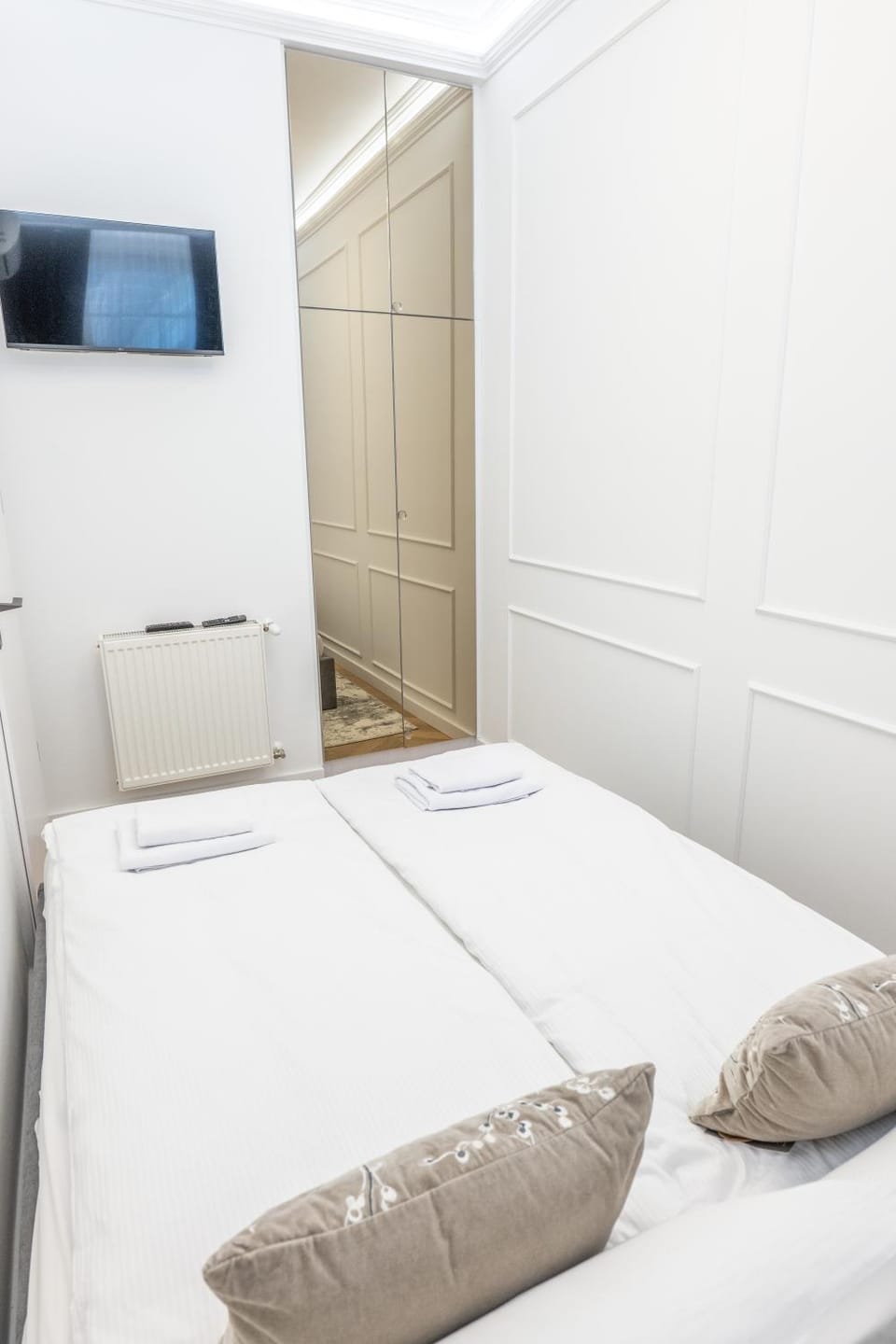 Bed, TV and multimedia, Bedroom, wardrobe