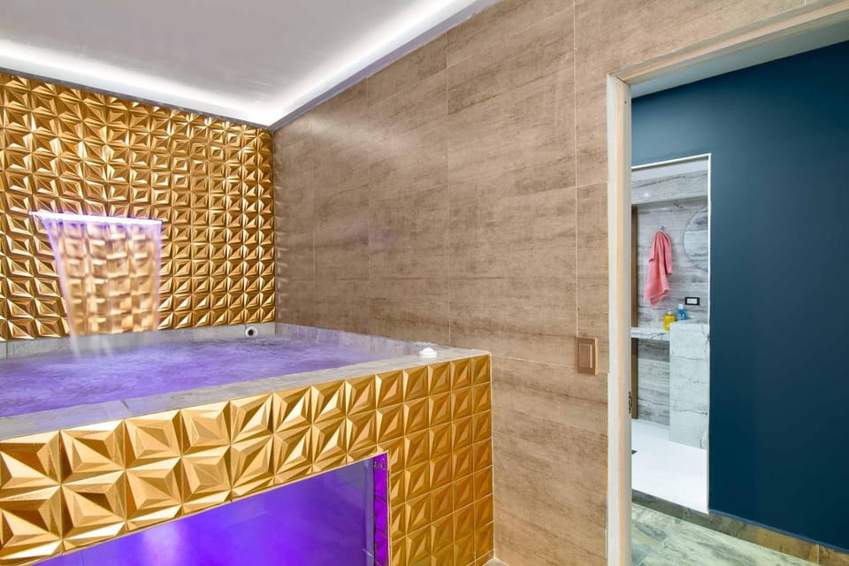Hot Tub, Photo of the whole room