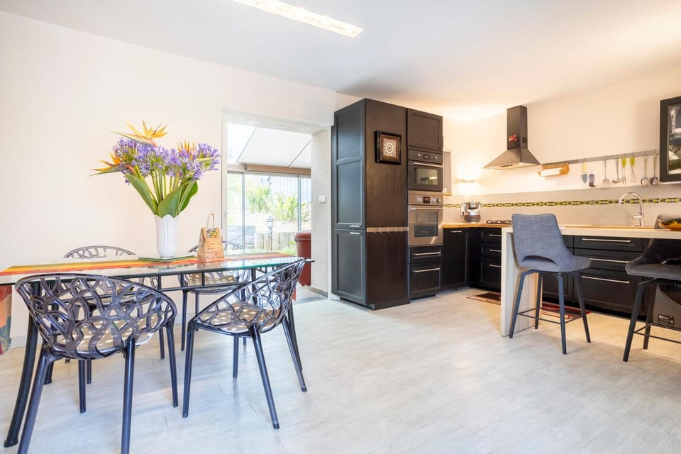 Property building, Kitchen or kitchenette, Living room