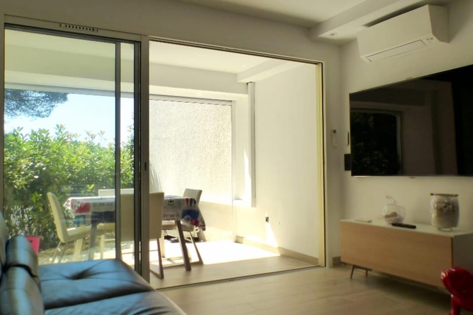 Apartment with garden 200 m from the beach Apartment in Sanary-sur-Mer