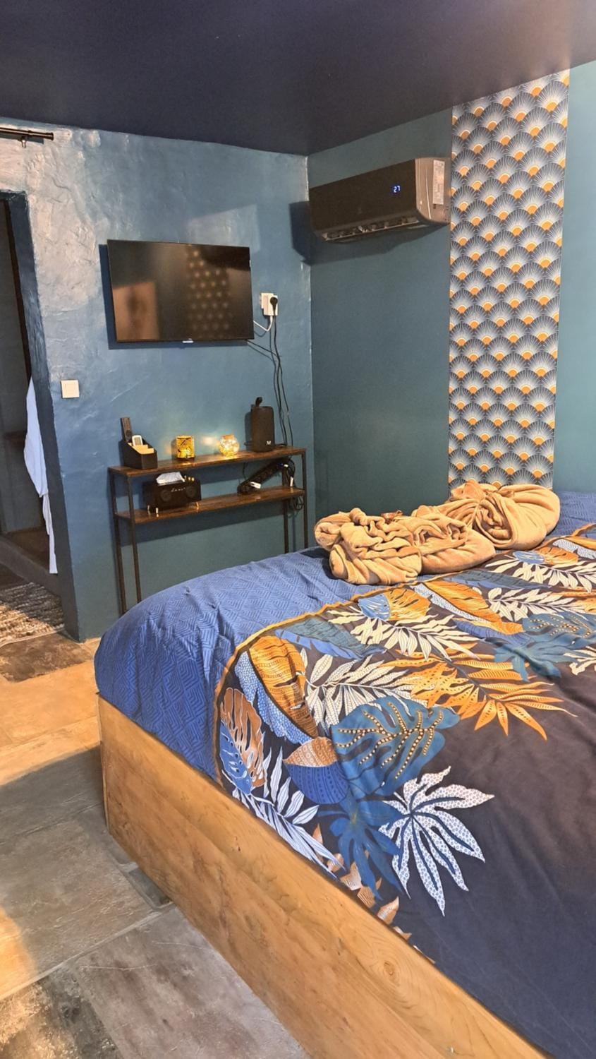 Bed, TV and multimedia, Photo of the whole room, Bedroom, air conditioner