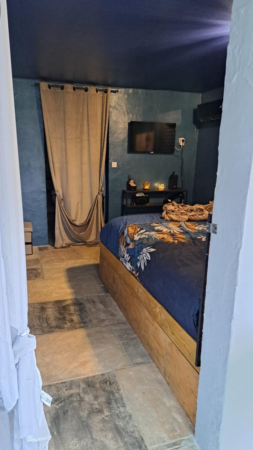 Bed, Photo of the whole room, Bedroom