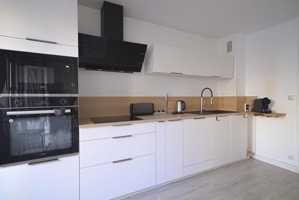 Coffee/tea facilities, Kitchen or kitchenette, dishwasher, stove, toaster
