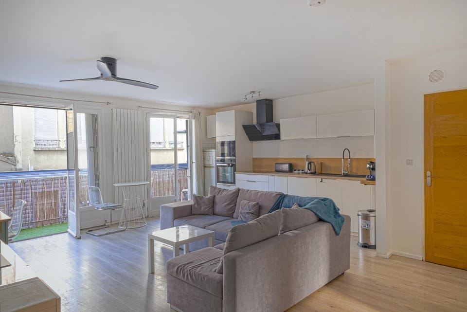 TV and multimedia, Kitchen or kitchenette, Living room, Seating area, Dining area, stove