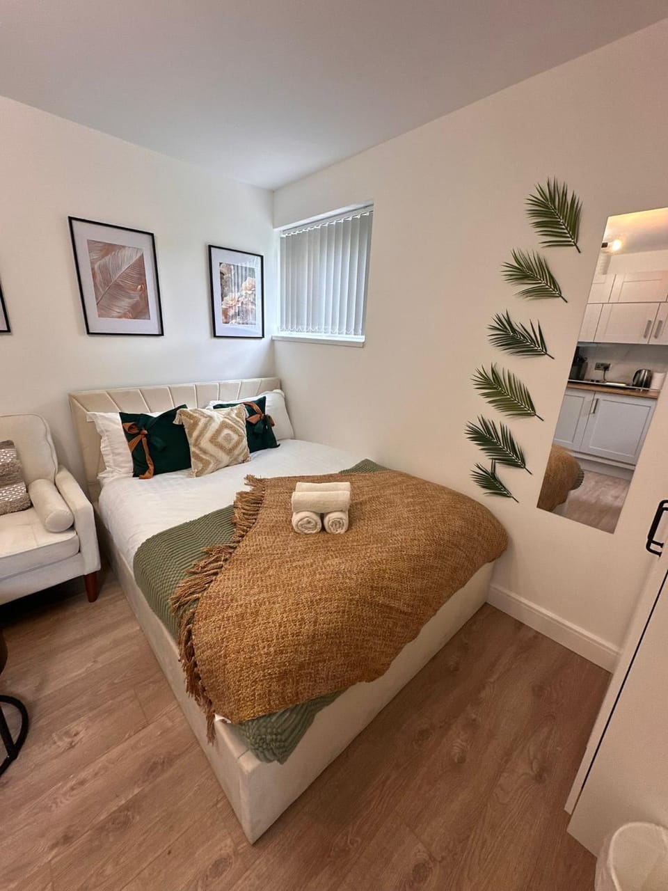 Newly Renovated Luxury Fully Self-Contained Studio with Private Bathroom and Kitchen R3 Apartment in England