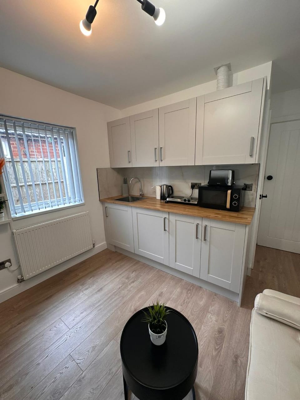 Newly Renovated Luxury Fully Self-Contained Studio with Private Bathroom and Kitchen R3 Apartment in England