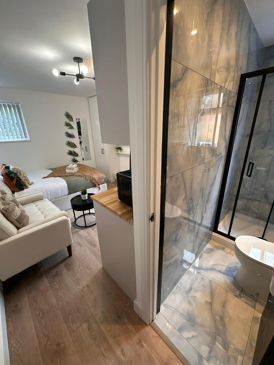 Newly Renovated Luxury Fully Self-Contained Studio with Private Bathroom and Kitchen R3 Apartment in England