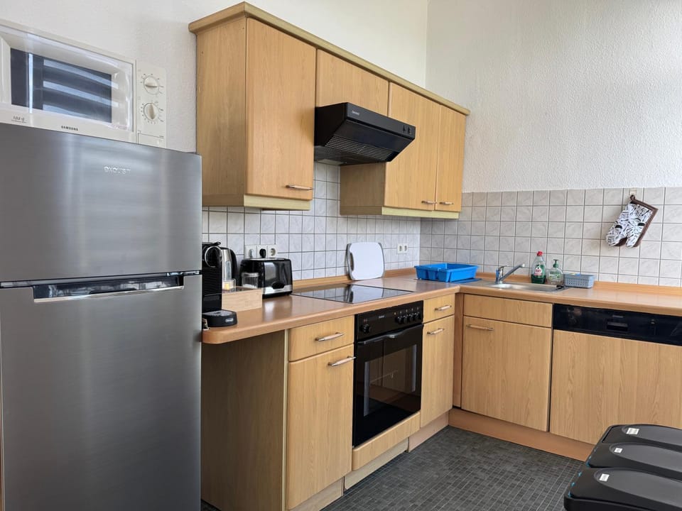 Coffee/tea facilities, Kitchen or kitchenette, microwave, oven, stove, toaster, kitchen