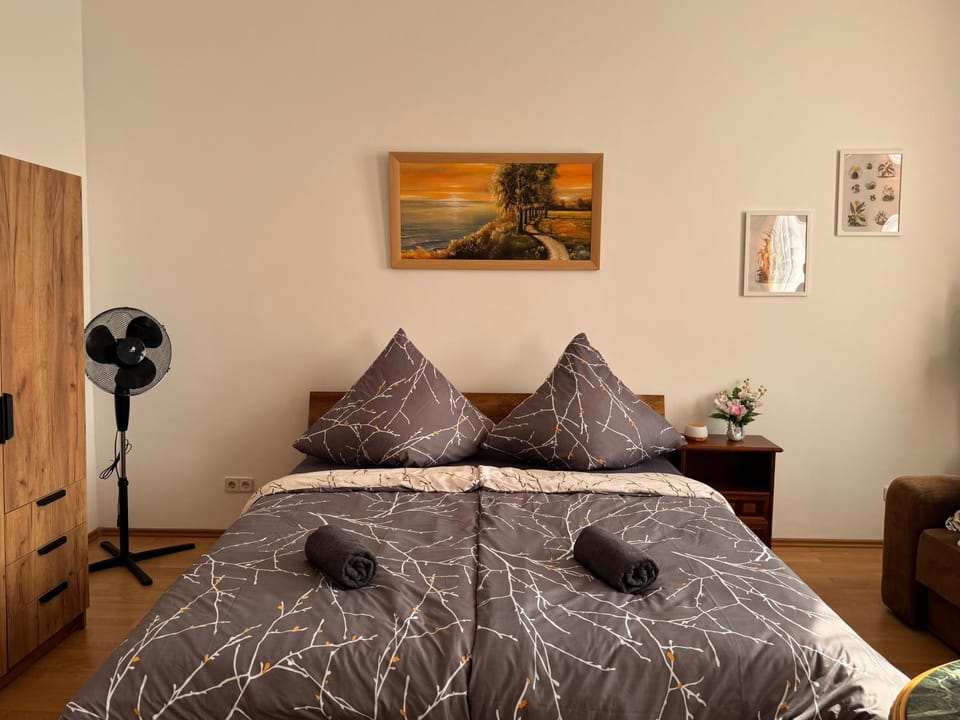 Bed, Photo of the whole room, Decorative detail, Bedroom