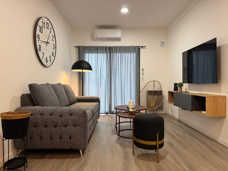 TV and multimedia, Living room, Seating area, air conditioner