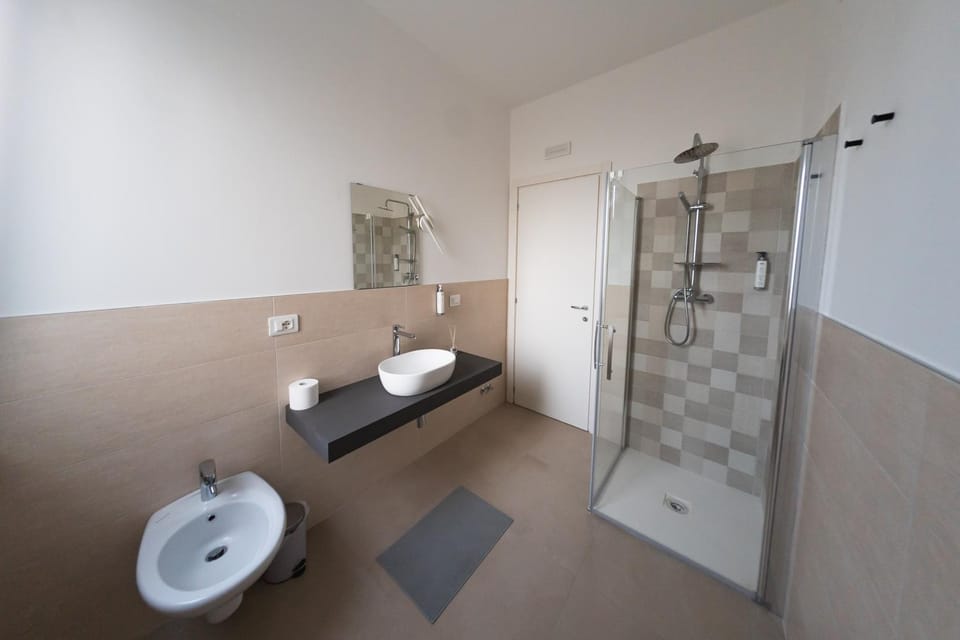 Shower, Toilet, Bathroom, bidet, towels