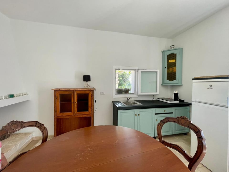 Kitchen or kitchenette, Dining area, stove