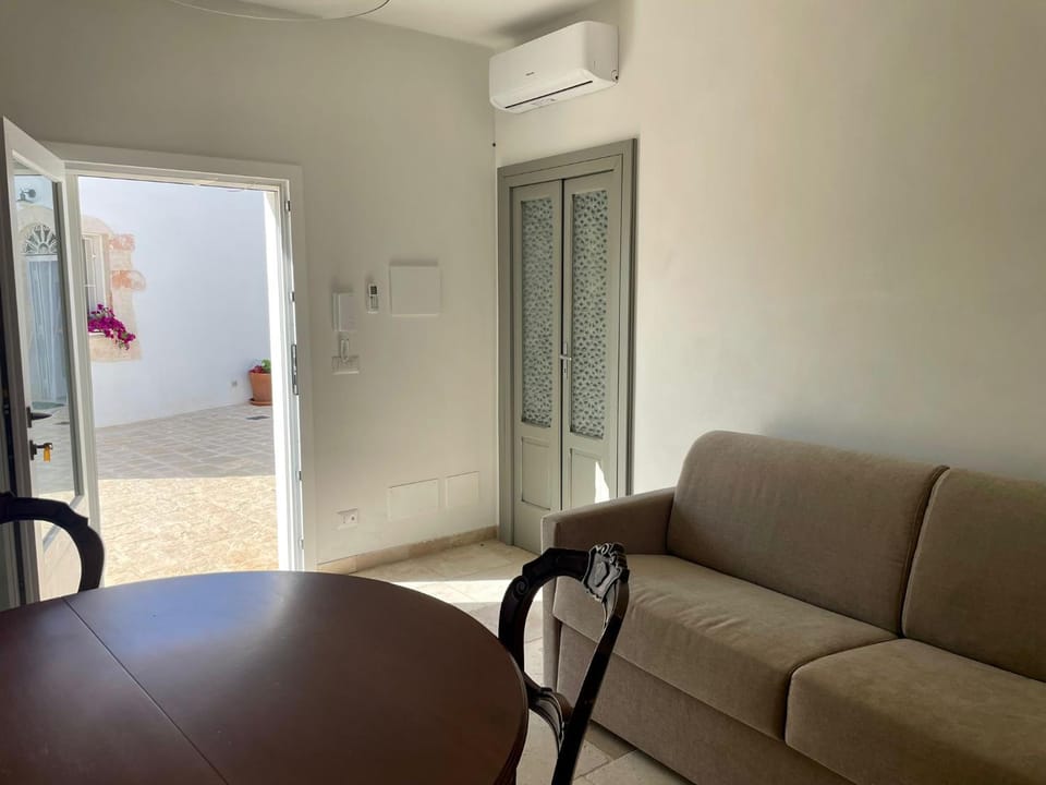 Living room, Dining area, air conditioner