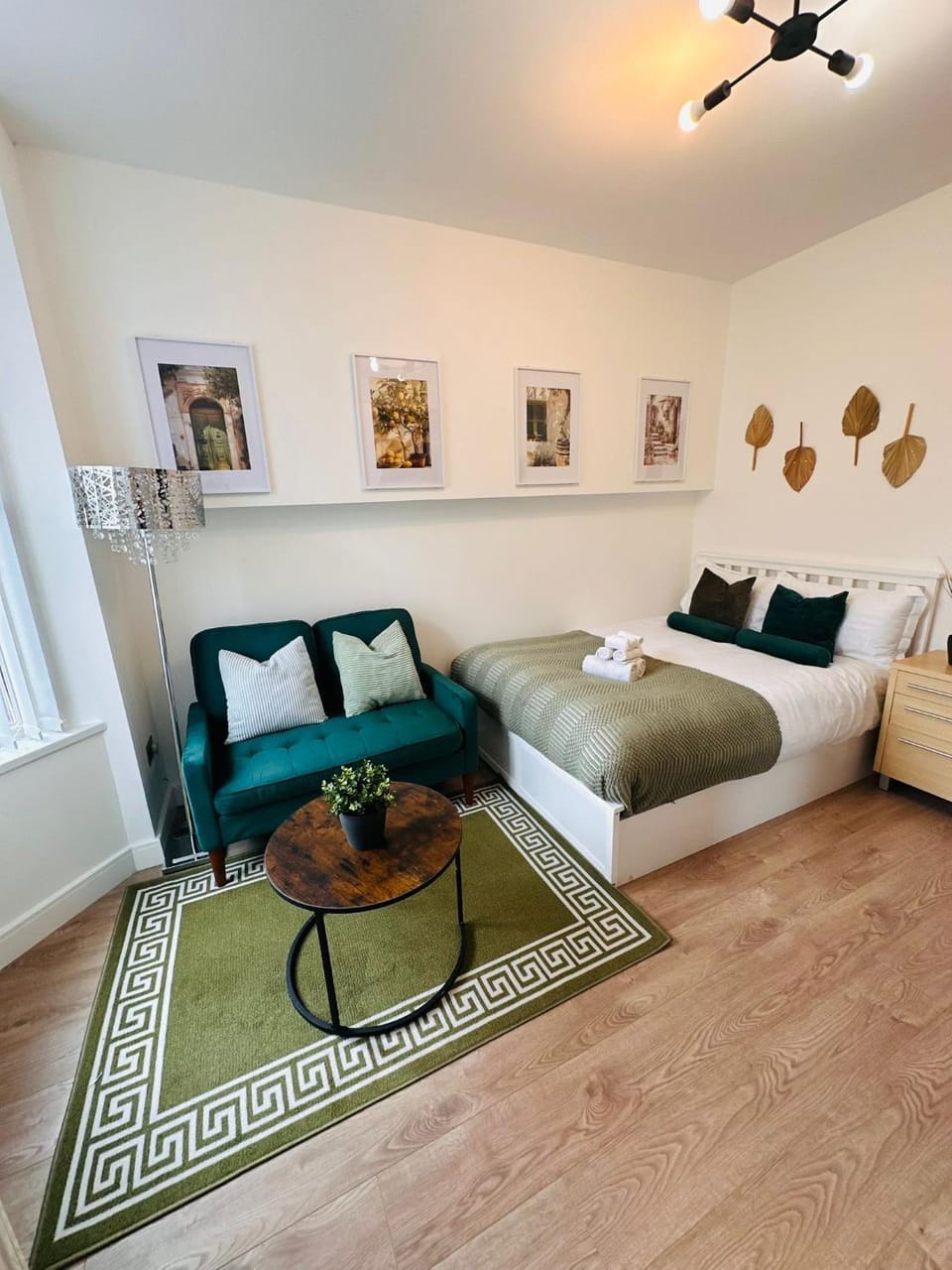 Luxury Private Room with Shared Bathroom and with its own Kitchenette in Halesowen R2 Apartment in England