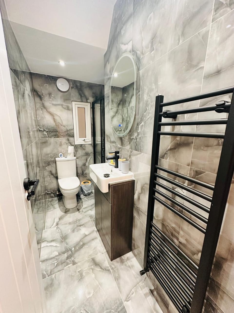 Luxury Private Room with Shared Bathroom and with its own Kitchenette in Halesowen R2 Apartment in England