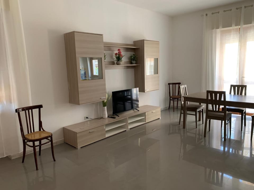 TV and multimedia, Kitchen or kitchenette, Living room, Seating area, Dining area