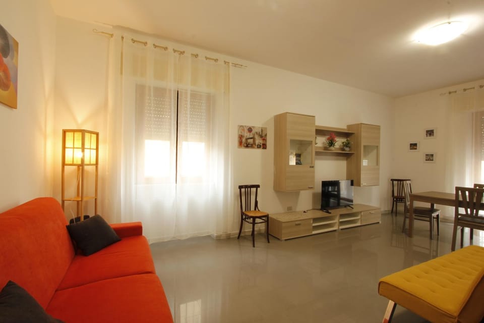 TV and multimedia, Kitchen or kitchenette, Living room, Seating area, Dining area