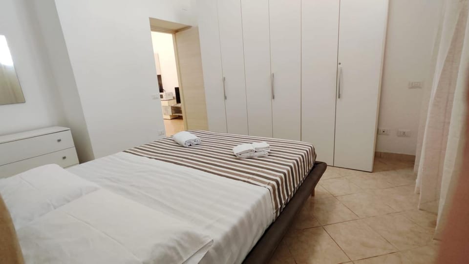 Bed, Photo of the whole room, wardrobe